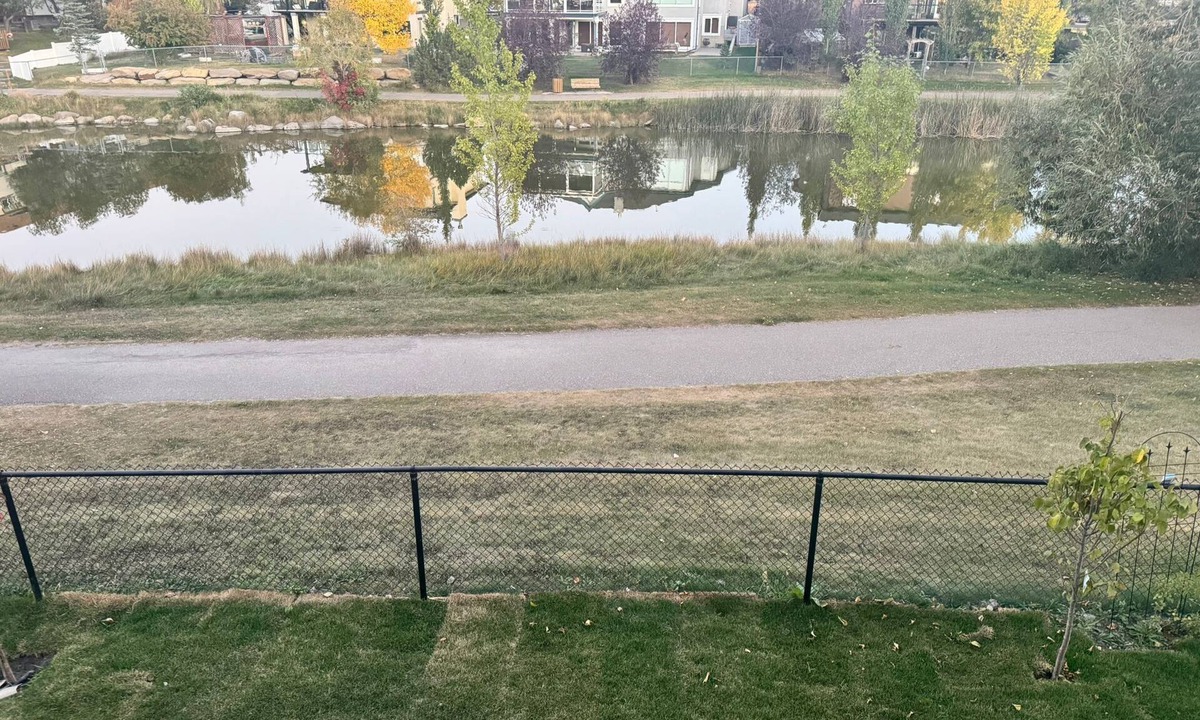 Airdrie House | Canal view Luxury modern legal walkout suite near airport