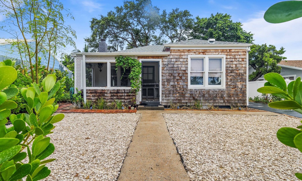 Riviera Beach Cottage | ☀Captains Cottage☀ Close to beach! Minutes to Singer Island & Peanut Island!