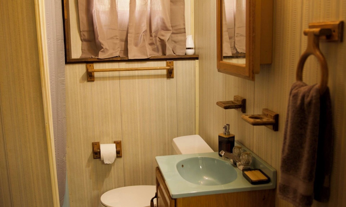 Hinesburg House | Carly Brook Home~ Large Country Getaway~ Sleeps Many~ Ski areas