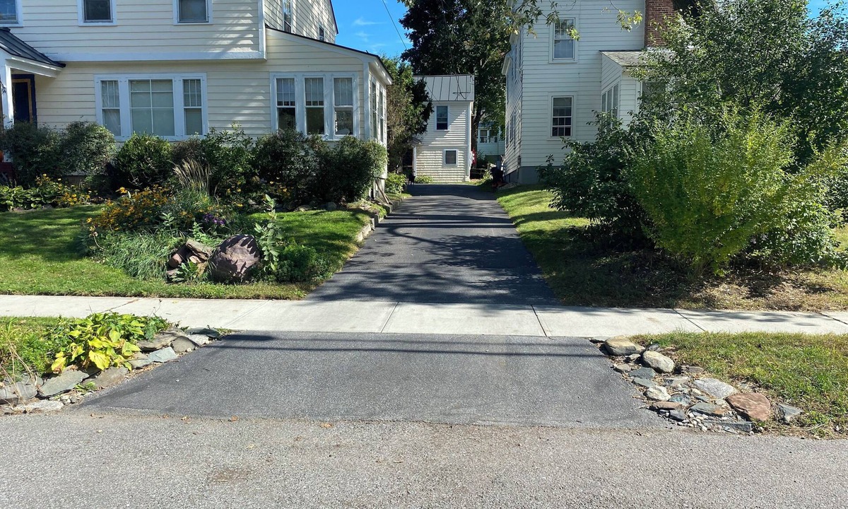 South End Apartment | Carriage House Apt - Walk @ Bike To Everything Historic South End of BTV