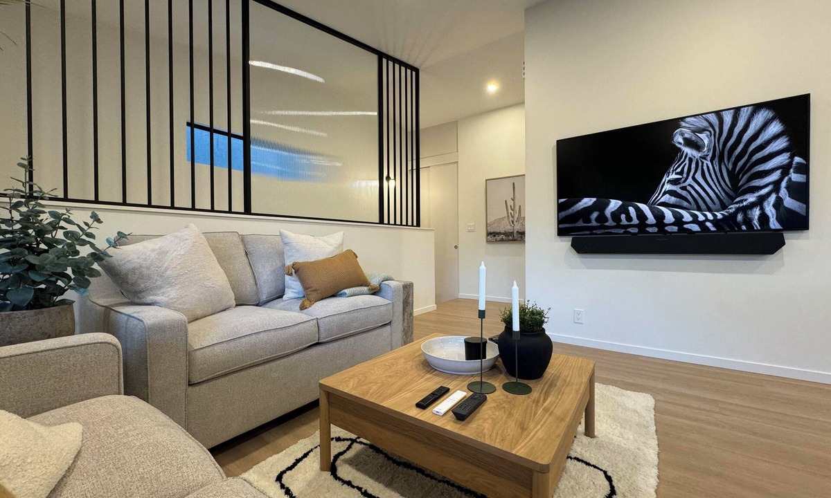 Whyte ave Apartment | Casa Bramble Luxury 2Bed Suite near UofA Hospital