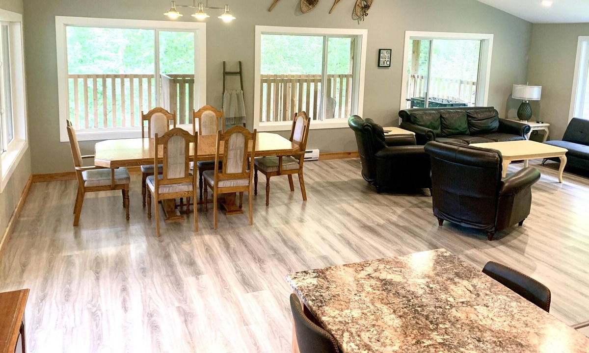 Anglemont Cabin | Casa in the Woods w/ HOT TUB! - Shuswap Vacations and Sledding Accommodation