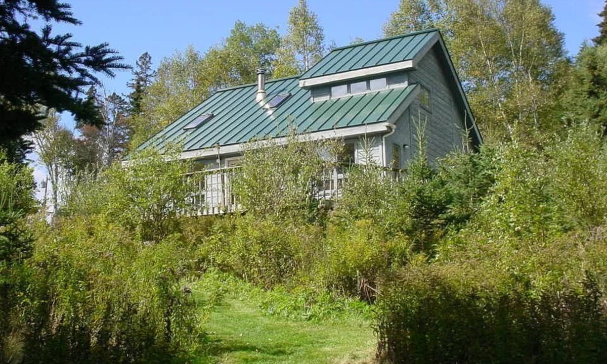 Rangeley House | 🐾Cathedral ceilings with atrium doors that open onto a large deck, dog friendly
