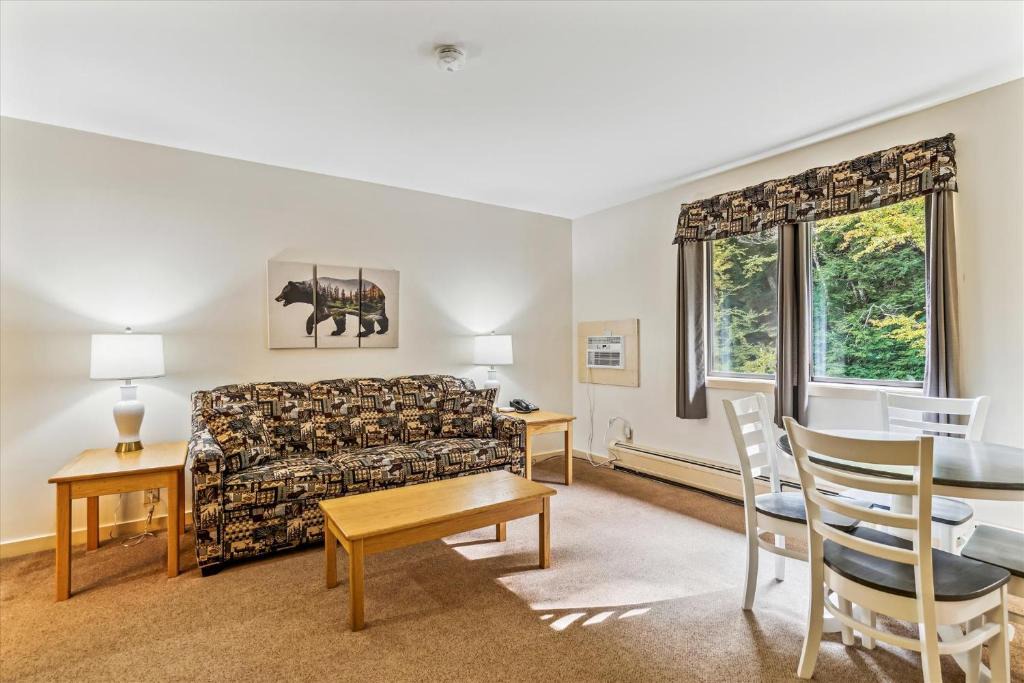 West Bridgewater Hotel | Cedarbrook Deluxe one bedroom suite with outdoor heated pool 21416