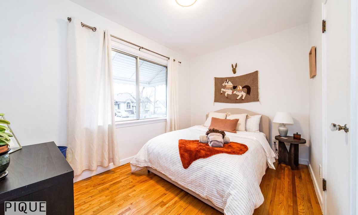 Southwest Edmonton House | Central Cozy Home - Sleeps 4 - Long Stays - Netflix