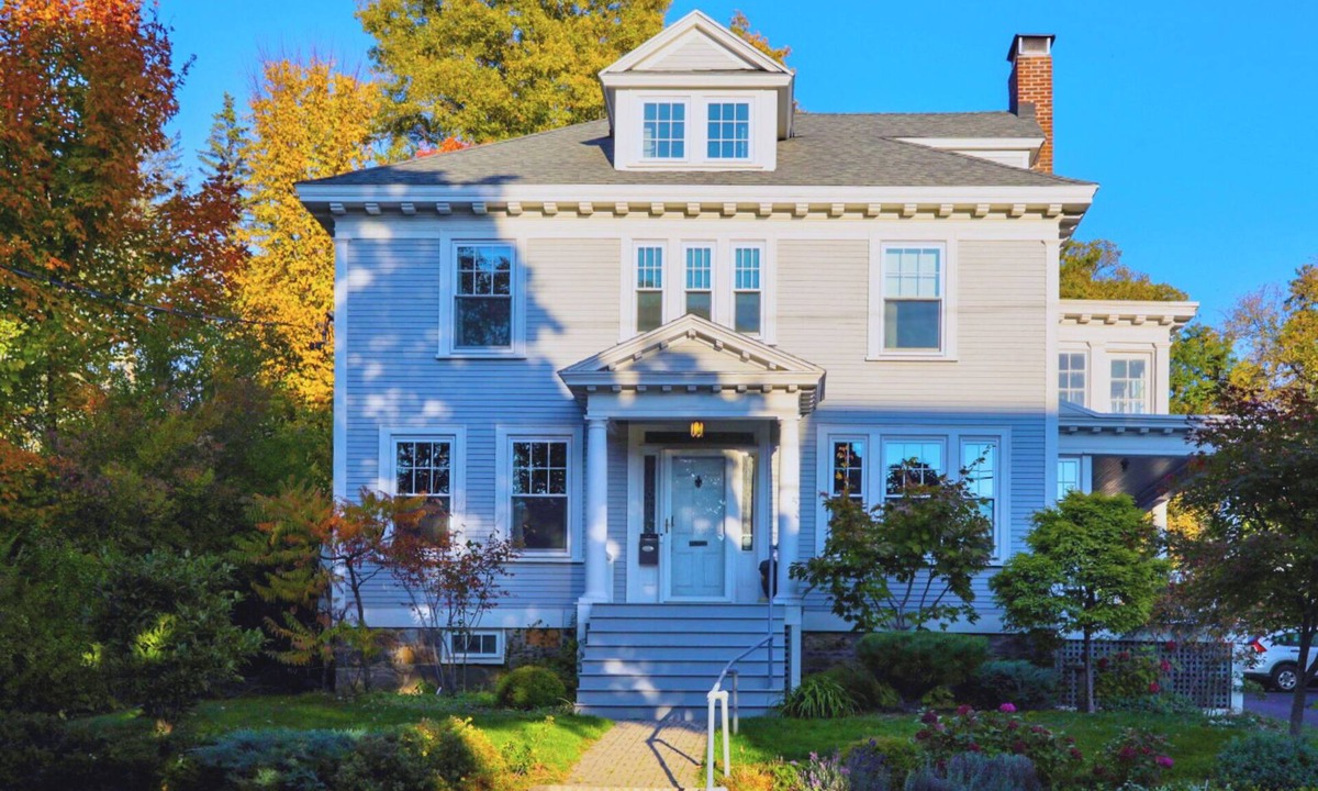 South End House | Centrally located, a Beautiful Landmark House for an ideal Family Getaway!