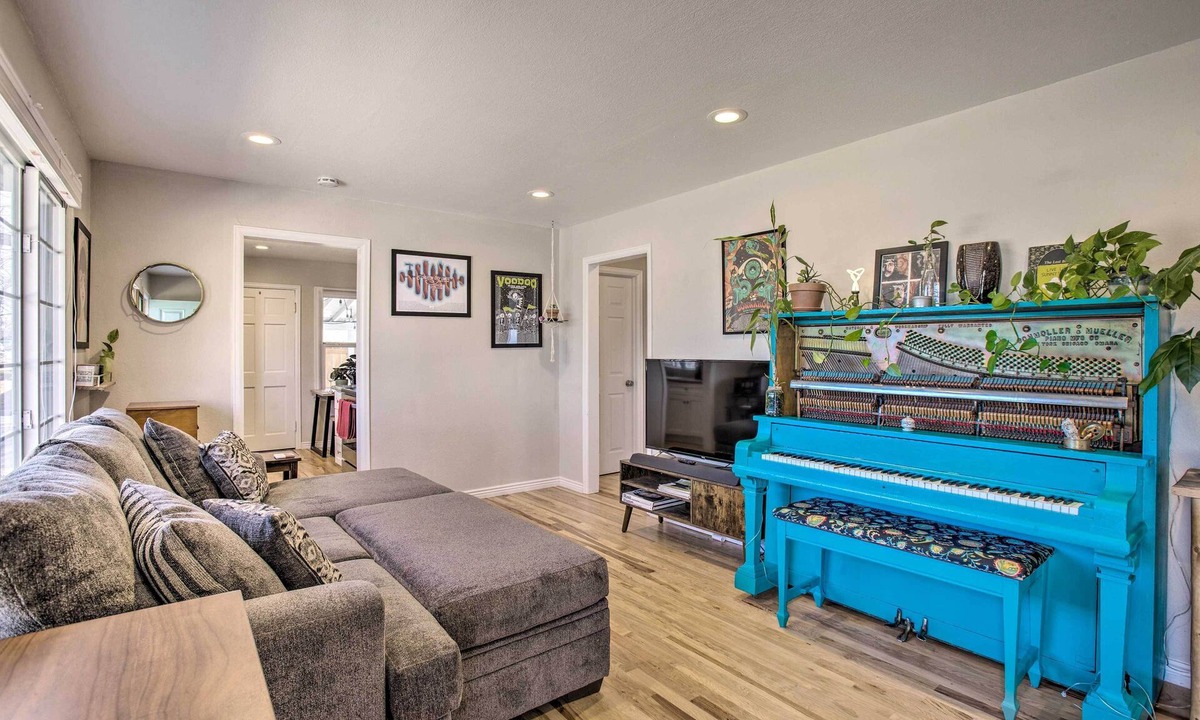 Delmar Parkway House | Centrally Located Aurora Home w/Covered Patio