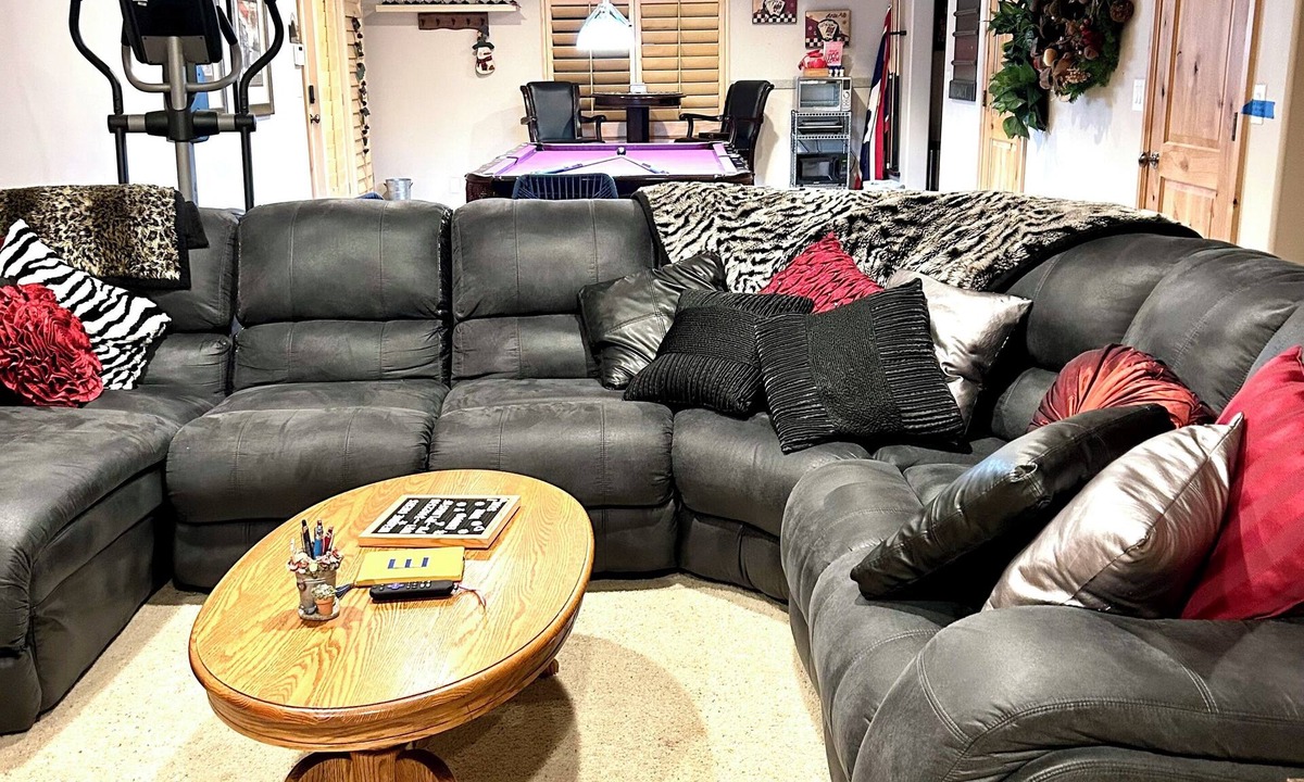 Snowbird House | Charming 1 bedroom basement with WiFi kitchenette, pool table in peaceful Murray