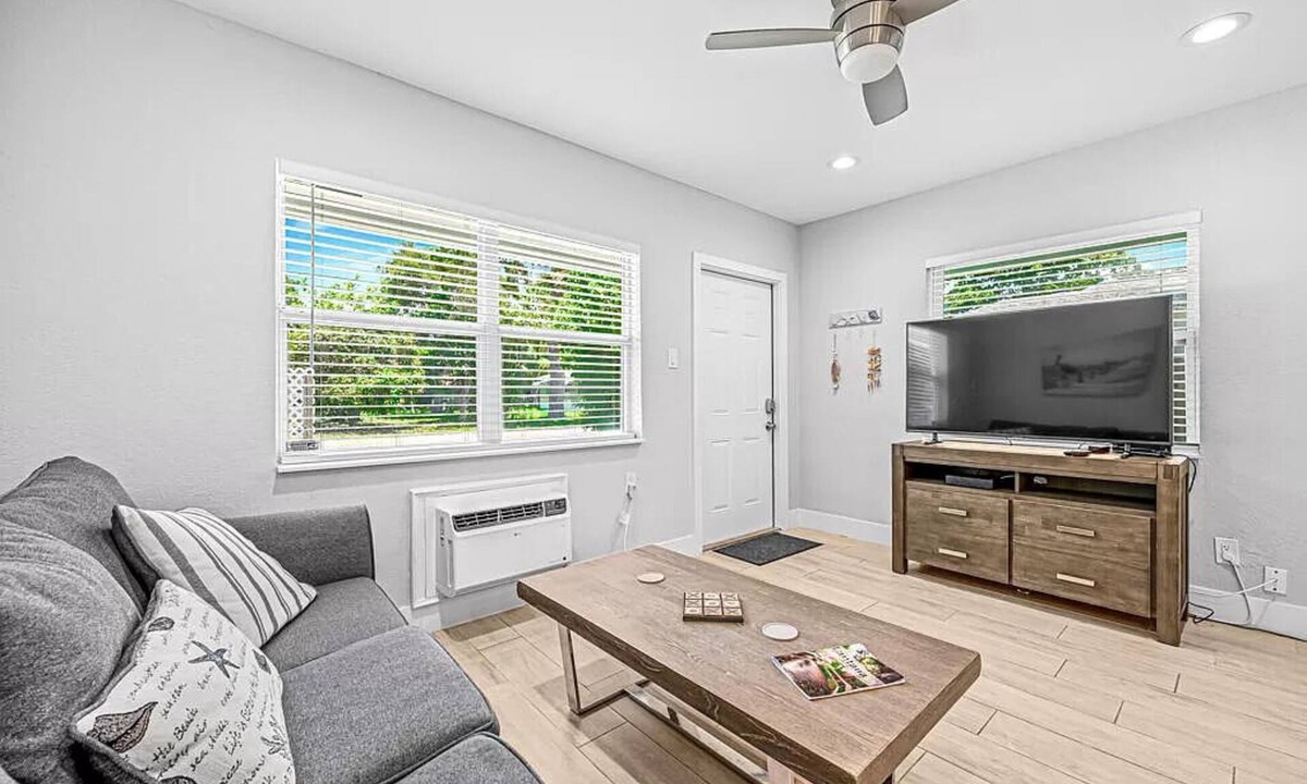 East Ocean Ave House | Charming 1-bedroom house near the sandy beaches