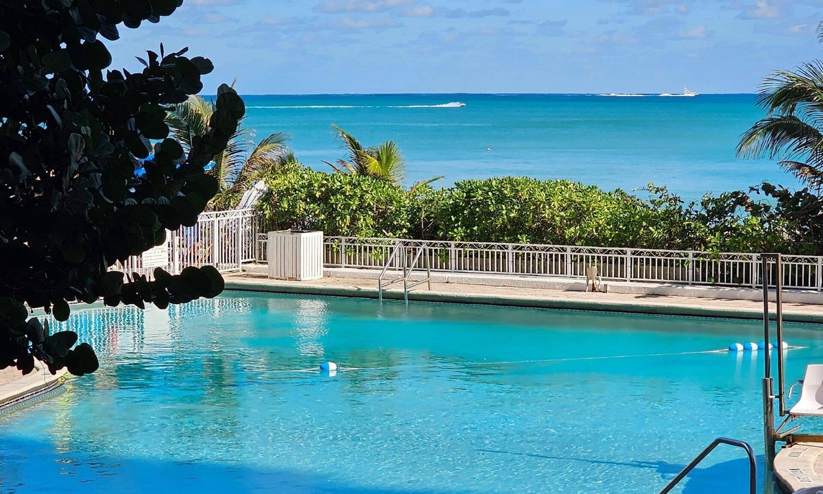 Galt Mile Apartment | Charming 2 bedroom Condo at Ocean Manor Resort