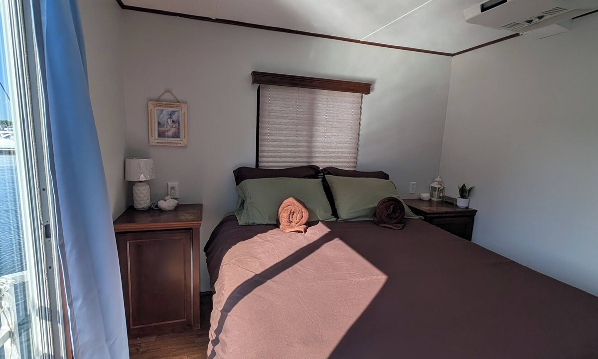 Thompson Square - Bunker Hill Boat Rental | Charming 2-bedroom boat with AC in tranquil Boston harbor