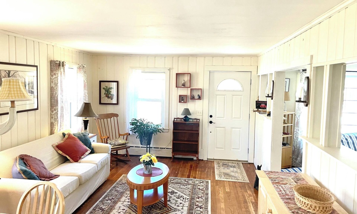 Northwest Harwich Cottage | Charming 2-bedroom cottage in fabulous Harwich with WiFi, AC