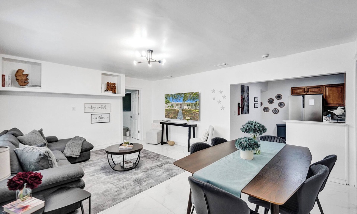 Parkside Apartment | Charming 3 bedroom getaway house in Hollywood
