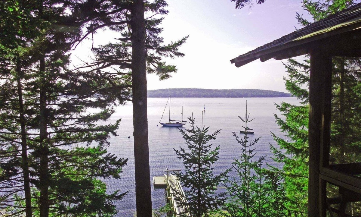 East Boothbay Cabin | Charming 4-Bedroom Linekin Log Cabin in Boothbay, ME with stunning waterfront views.
