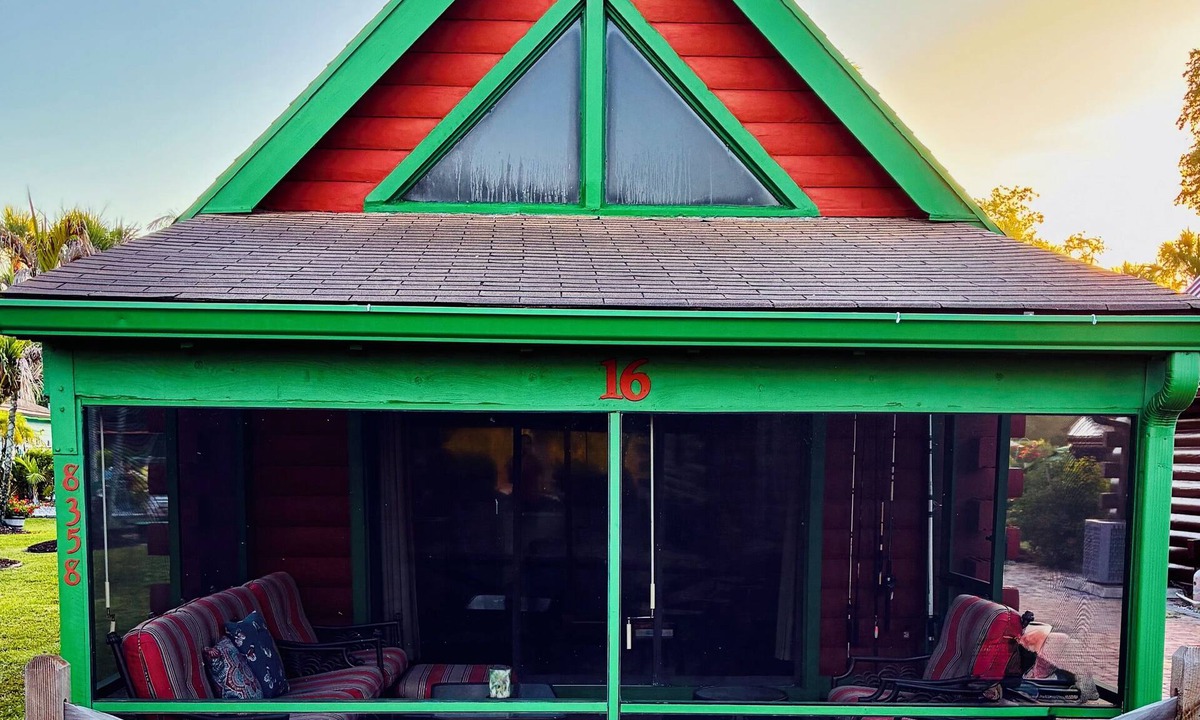 Okeechobee Cabin | Charming gingerbread style lakeside cabin on Lake Okeechobee