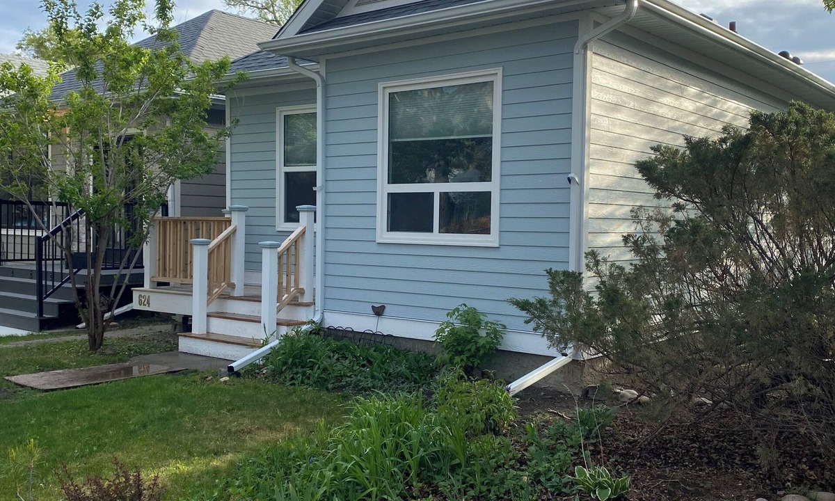 South Lethbridge House | Charming home in Lethbridge with piano, beautiful neighborhood, central location