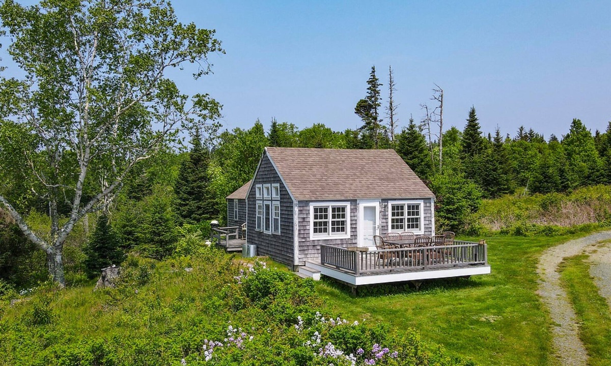 North Haven Cottage | Charming Honeymoon Cottage on 18-acre Wooster Farm owned by Frank Benson
