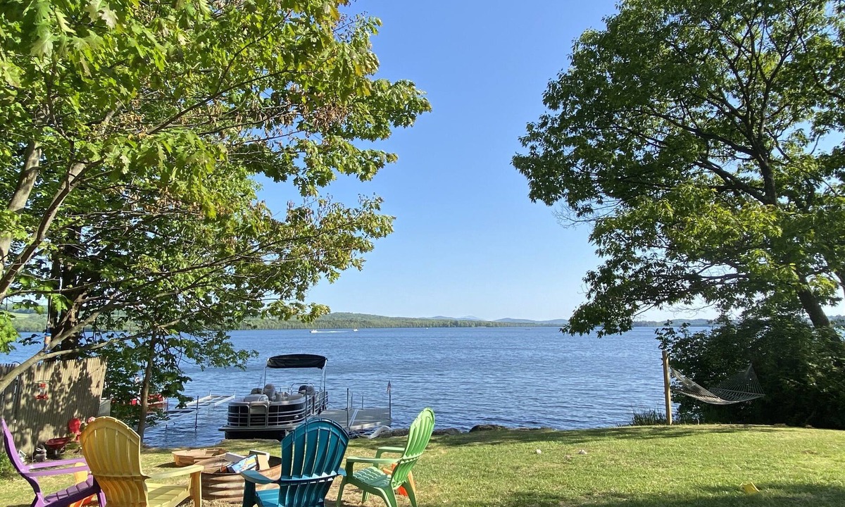 Franklin Cottage | Charming Lakehouse private yard, boat dock/wifi.