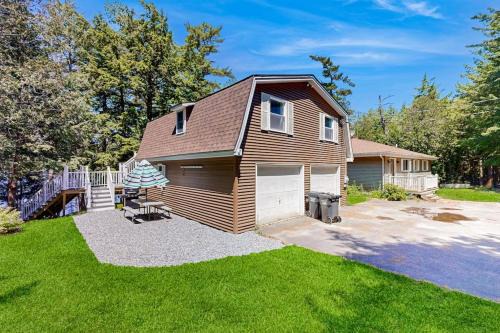 Orland House | Charming Lakefront Apartment with Deck, Patio and BBQ Grill