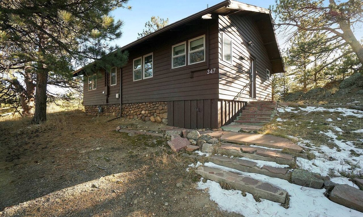 Estes Park Cabin | Charming Pet Friendly Cabin with Barbecue and Hot-tub in Estes Park, Colorado