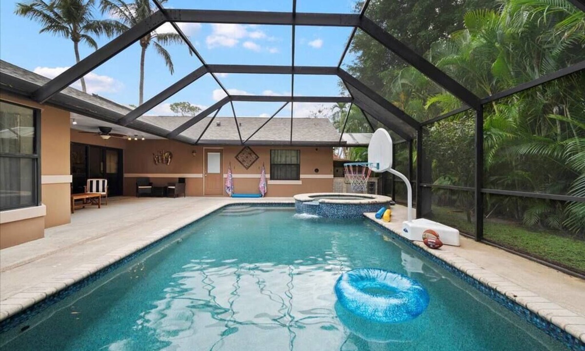 Greenview Shores House | Charming, updated and relaxing 4-bedroom house with a pool in lovely Wellington