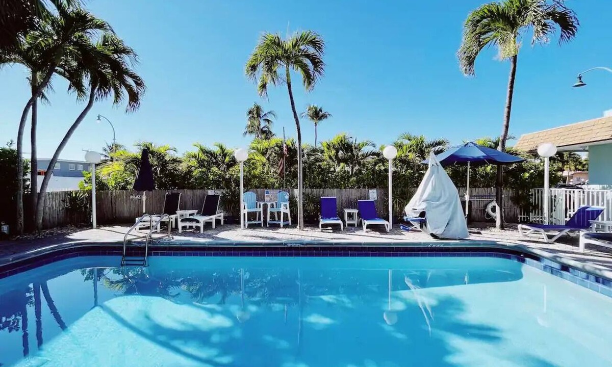 Lauderdale-by-the-Sea Apartment | Charming Deluxe King Apt, Free Parking & Pool - -Walk to Beach!