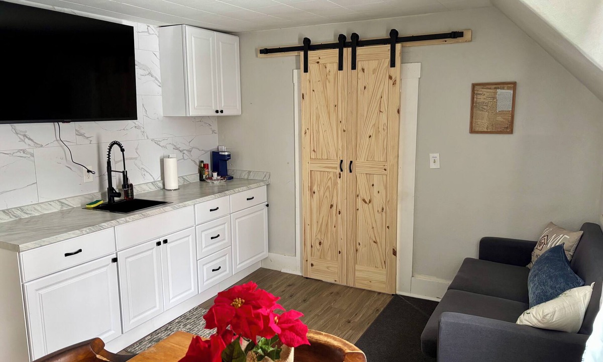 Derry Apartment | Charming Victorian Retreat in Quiet NH Town