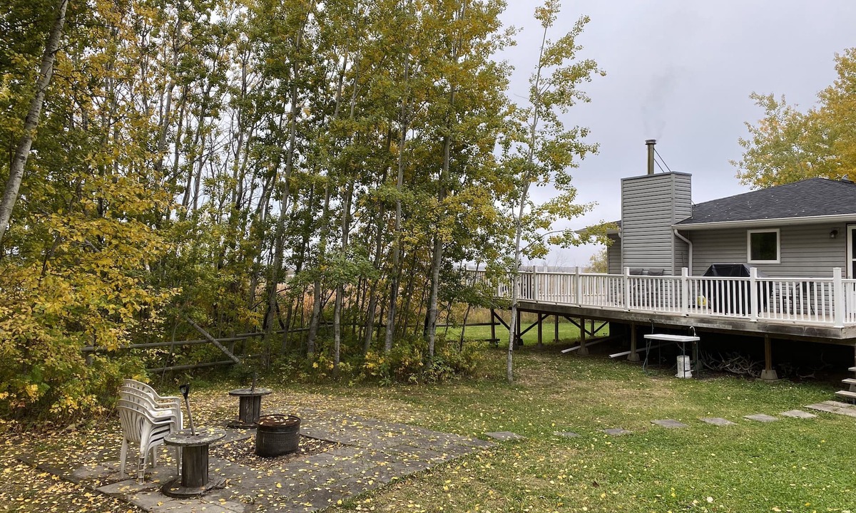 Big River Cottage | Cheerful 3 Bedroom Cottage with Fireplace.