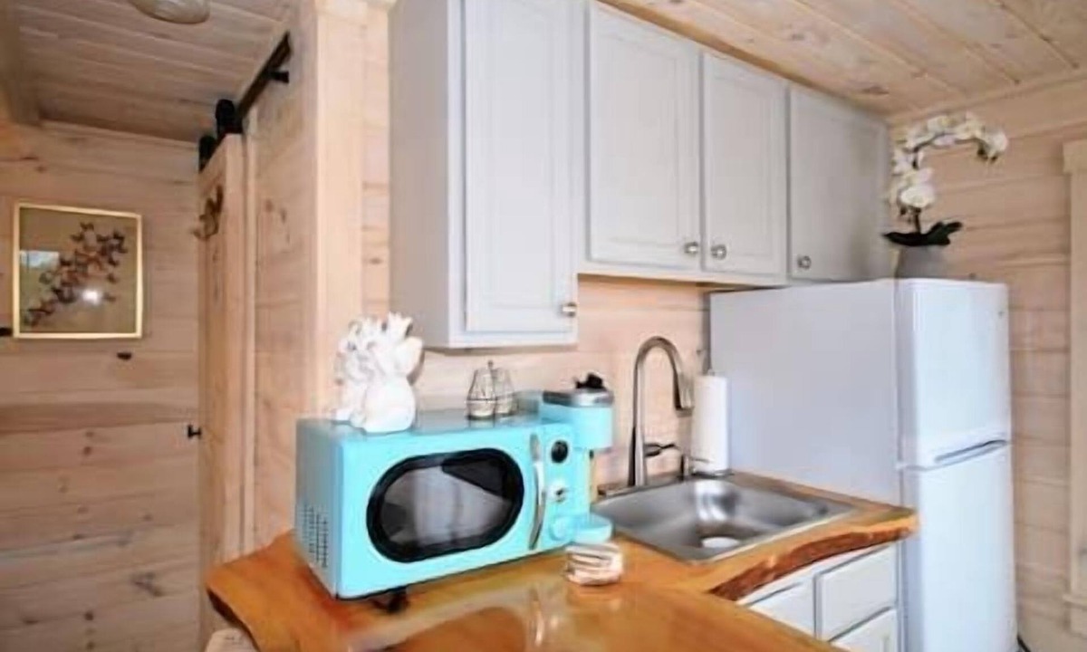Edgecomb Cottage | Cheerful Cottage with Loft 9