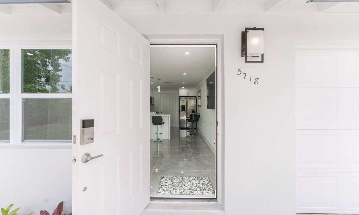 Greenacres House | Cheerful Vacation home 2/1 with outside hot tub