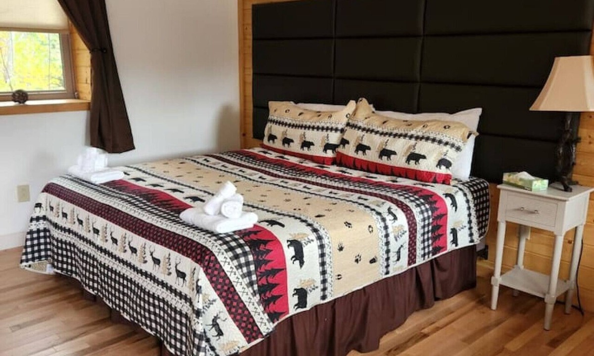 Bethlehem Resort | Cherry Lodge 2: King Room Near Nature Trails