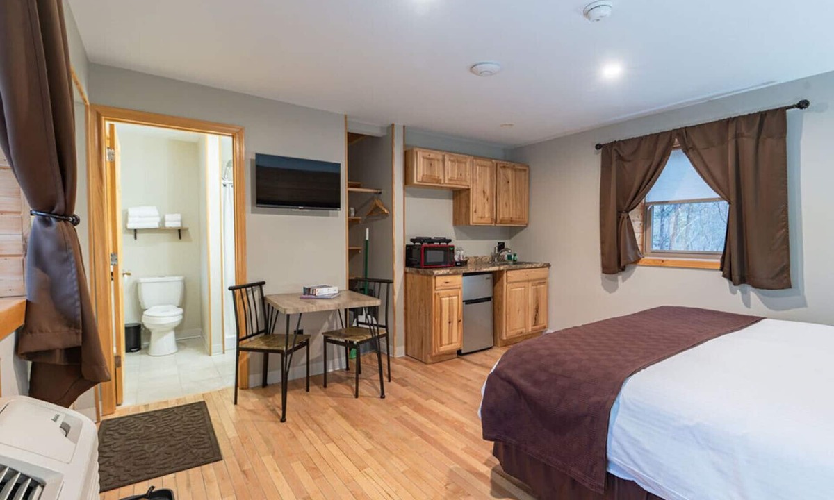 Bethlehem Resort | Cherry Lodge #4: Cozy King Room