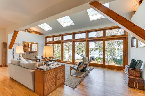 South Addison House | Chic Addison Home w/Fire Pit on 8 Private Acres!