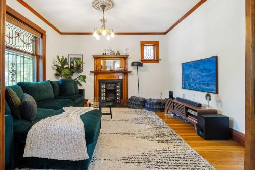 Congress Park House | Chic Victorian Manor - Sleeps 12 - Congress Park