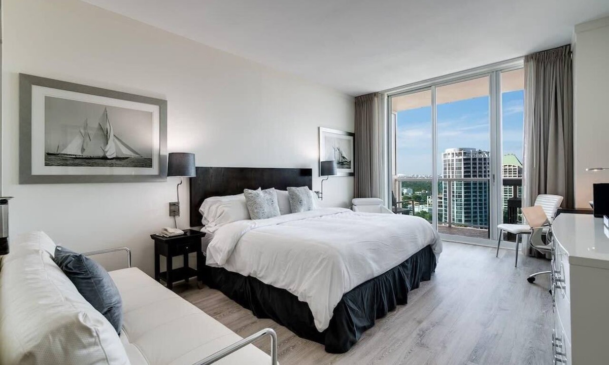 Coconut Grove Condo | CityView Balcony Pool& Hottub. Wi-Fi. Full Kitchen