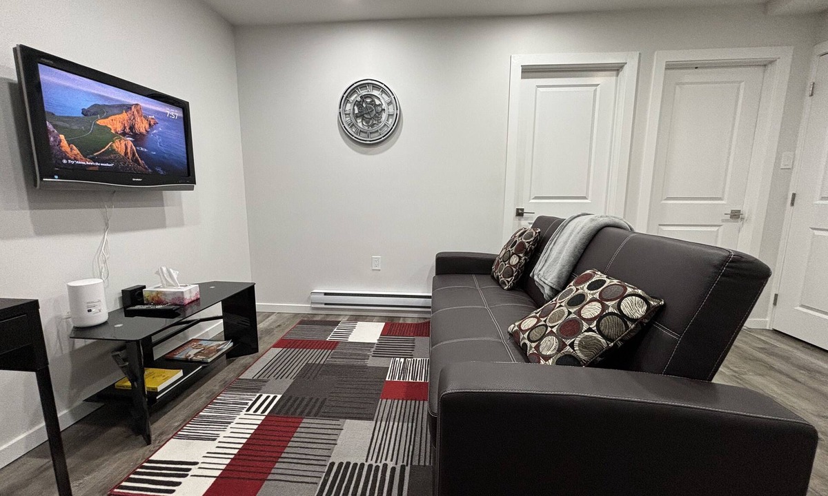 Southwest Edmonton House | Clean Stylish Cozy Suite with 2 Beds and Fast Wifi - 14mins to YEG