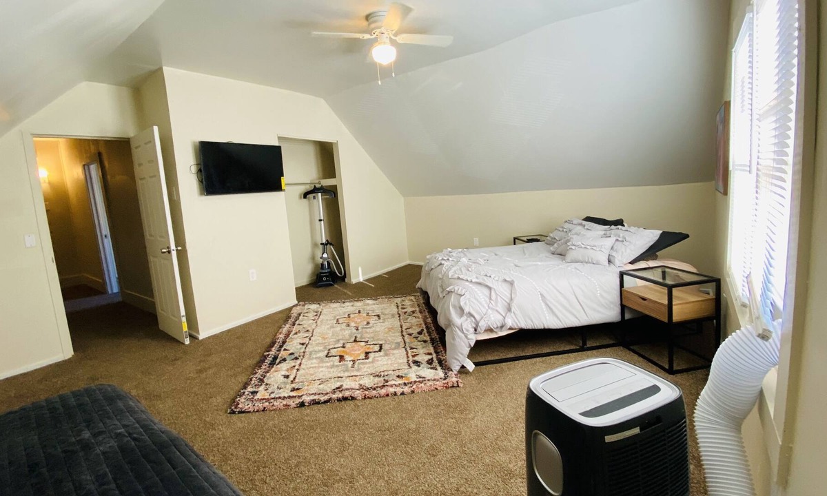 South Broadway House | Cleveland Cozy Loft