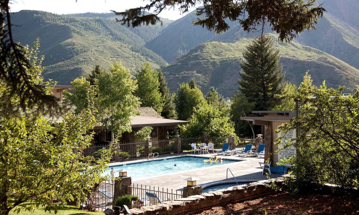 Glenwood Springs Hotel | Close to Downtown Charm | Free Parking & Breakfast