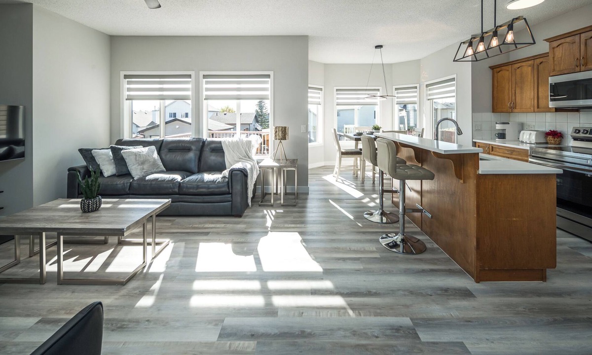 Calgary House | ✈️🌍 Closet to YYC | 4 Bedrooms | Garage | AC | BBQ | Sleeps 8