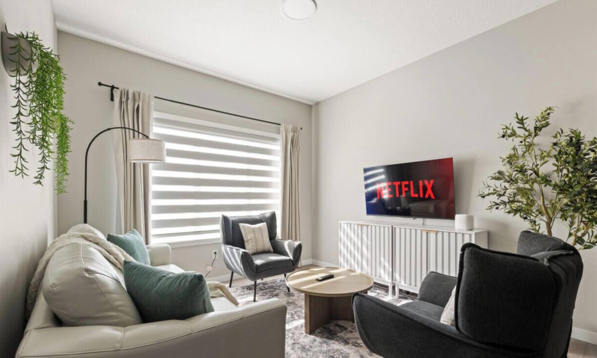 West Edmonton House | Coastal Escape | Sleeps 12 | Near WEM | King Beds!