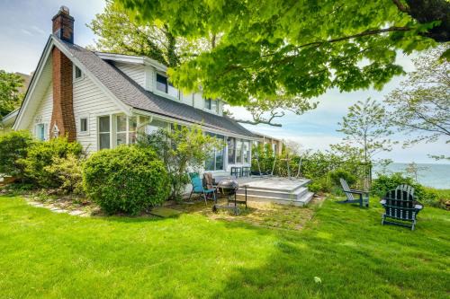 Euclid House | Coastal Lake Erie Cottage w/Amazing Water Views!
