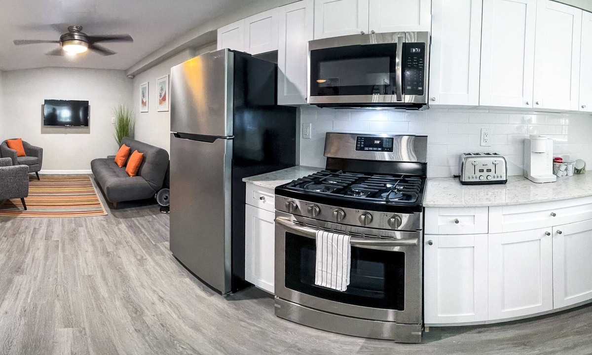 Southwest Apartment | Coastal Sunset - Renovated 2bd/1ba - Central & Cozy