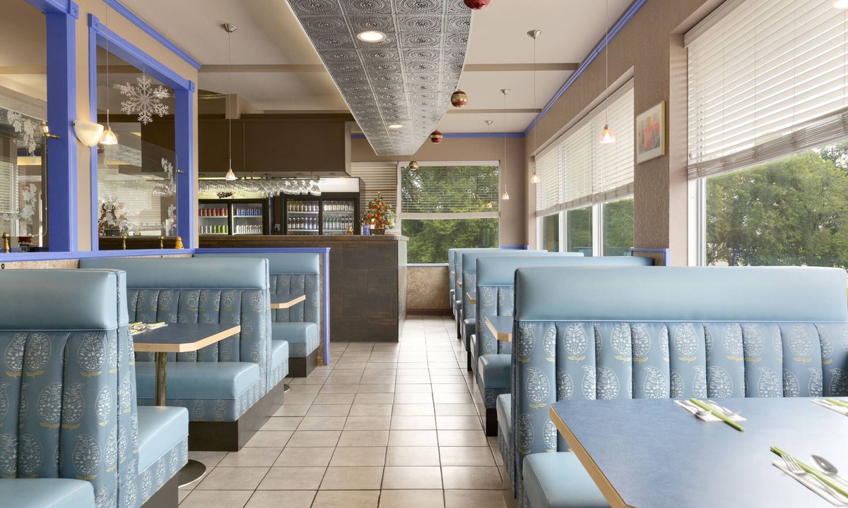 Saskatoon Downtown Hotel | Colonial Square Inn & Suites