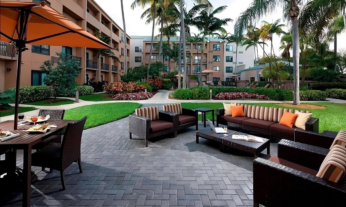 Miami Lakes Hotel | Comfort and Relaxation! with Outdoor Pool, Close to Spanish Lake Park