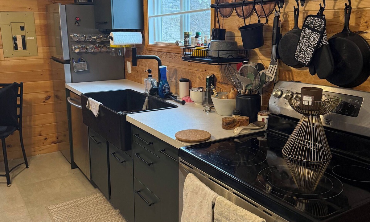 Markerville Cabin | Comfort Cabin, newly renovate, 20 mins from Red Deer and steps to the lake