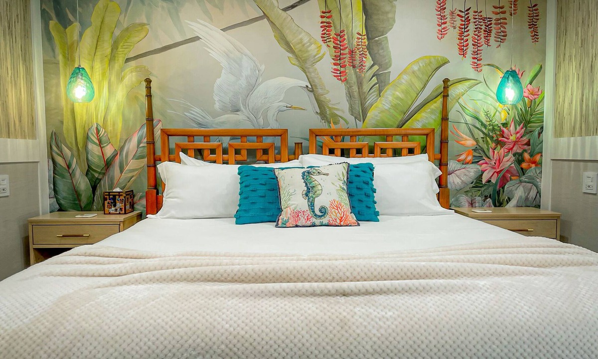 Deerfield Beach House | Comfortable home with King bed suite - close to Beach!