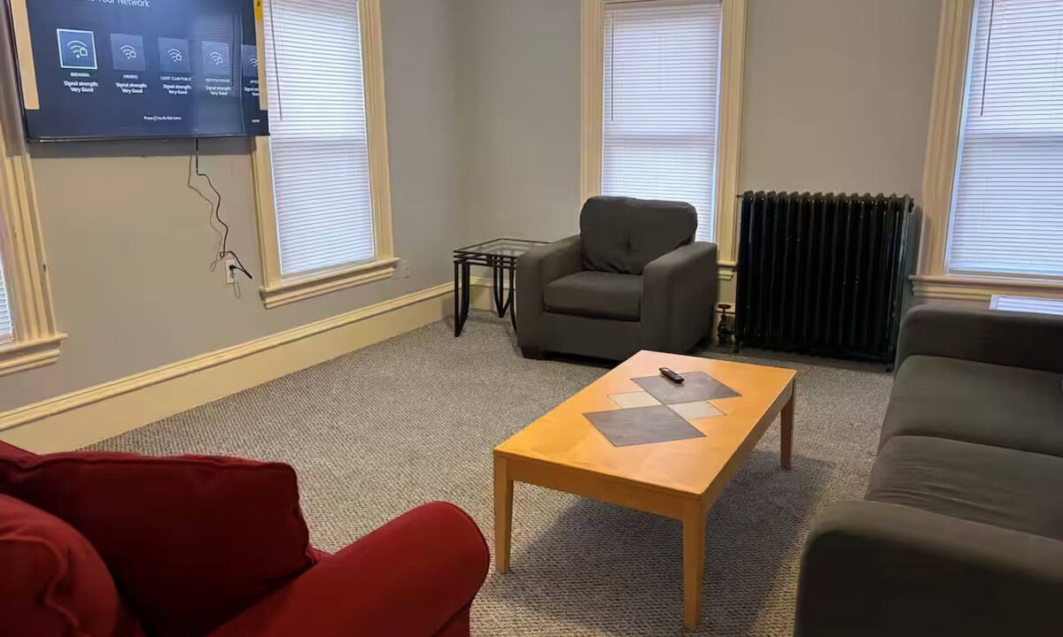 Old North End Apartment | Comfortable retreat~step into downtown ~3bdr/1ba