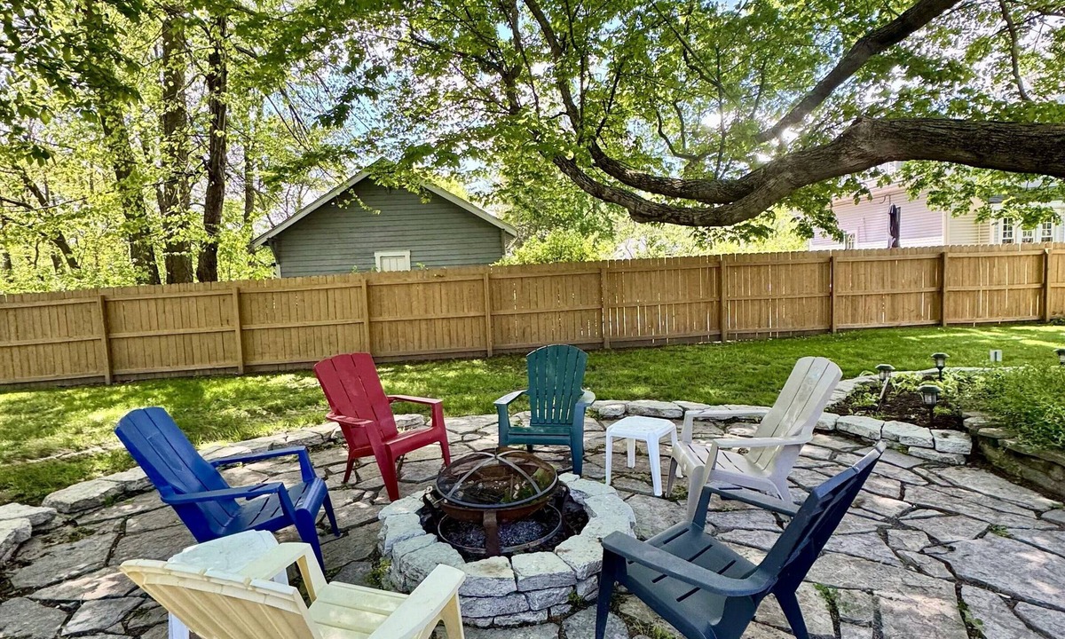 Findlay House | Comfortable & Spacious 2-Bedroom Home Near Riverside Park & Findlay Attractions