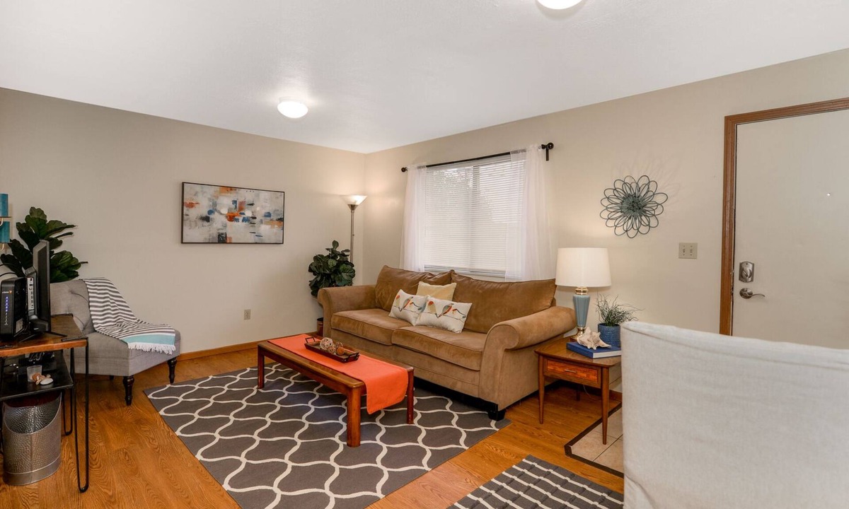 Akron Apartment | Comfy 2BR Walk to Summa Near Akron Hospitals & UA