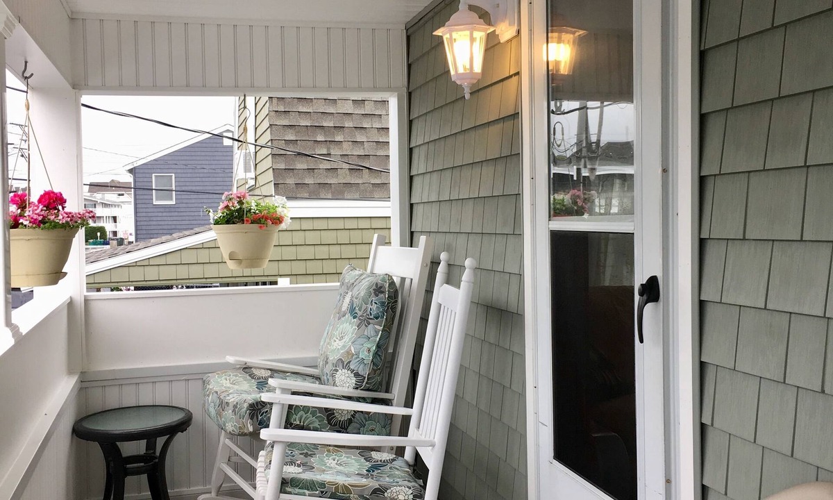 Hampton Cottage | Comfy & Clean Cottage In Desirable Island Section! Dog Friendly! Park & Stay!